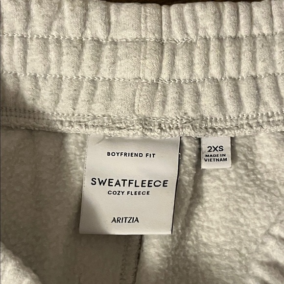 ARITZIA Boyfriend Fit Sweatfleece Cozy Fleece Women’s Grey Lounge Casual Shorts - Picture 3 of 8